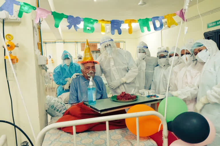 Birthday surprise for 93-year-old COVID patient in ICU  KIMS Covid Hospital in Balangir, Odisha  Odisha News  Gopabandhu Mishra  ICU  District Magistrate of Balangir  Frontline Warriors  കൊവിഡ് ആശുപത്രിയിൽ ജന്മദിനം  കൊവിഡ് ആശുപത്രിയിൽ ആഘോഷം  93കാരന്‍റെ ജന്മദിനാഘോഷം  കിംസ് ആശുപത്രിയിൽ ജന്മദിനാഘോഷം  കൊവിഡ് ഐസിയുവിൽ ജന്മദിനം ആഘോഷിച്ച് 93കാരൻ