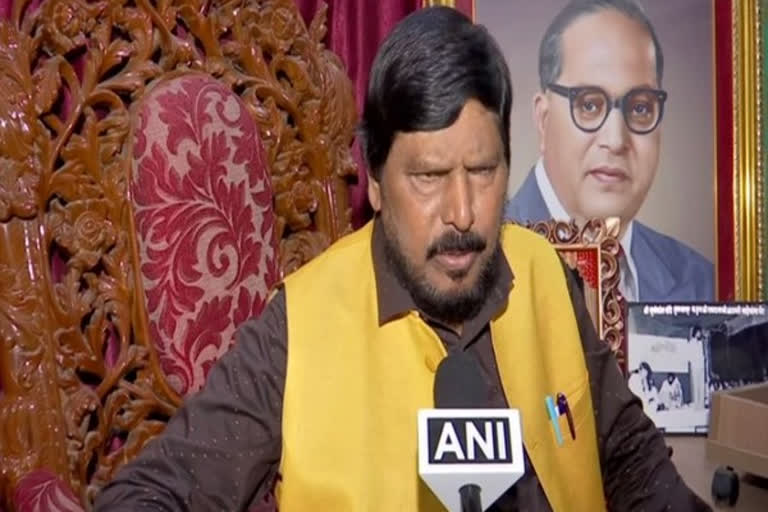 New govt can be formed in Maha by sharing CM's post with Shiv Sena: Athawale  Ramdas Athawale on CM  Ramdas Athawale on allies of BJP and Shiv Sena  Ramdas Athawale on maha yuti in maharastra  ramdas athawle  minister ramdas athawle  BJP Shiv Sena alliance  BJP Shiv Sena merger  uddhav thackeray  devendra fadnavis  maharashtra news  ശിവസേനയുമായി സഖ്യം ചേർന്ന് ബിജെപിക്ക് മഹാരാഷ്ട്രയിൽ സഖ്യം രൂപീകരിക്കാൻ കഴിയും: അതവാലെ  ബിജെപി  ശിവസേന  രാംദാസ് അതവാലെ  കേന്ദ്ര സാമൂഹ്യനീതി, ശാക്തീകരണ സഹമന്ത്രി  ദേവേന്ദ്ര ഫഡ്നാവിസ്  സഞ്ജയ് റാവത്ത്  ഉദ്ദവ് താക്കറെ  ശിവസേന-ബിജെപി സഖ്യം  ഡി ബി പാട്ടീൽ