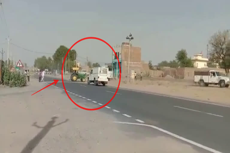 Fighting with tractors and vehicles on Sardashah Highway, सरदाशहर हाइवे पर ट्रैक्टर और गाड़ियां से लड़ाई