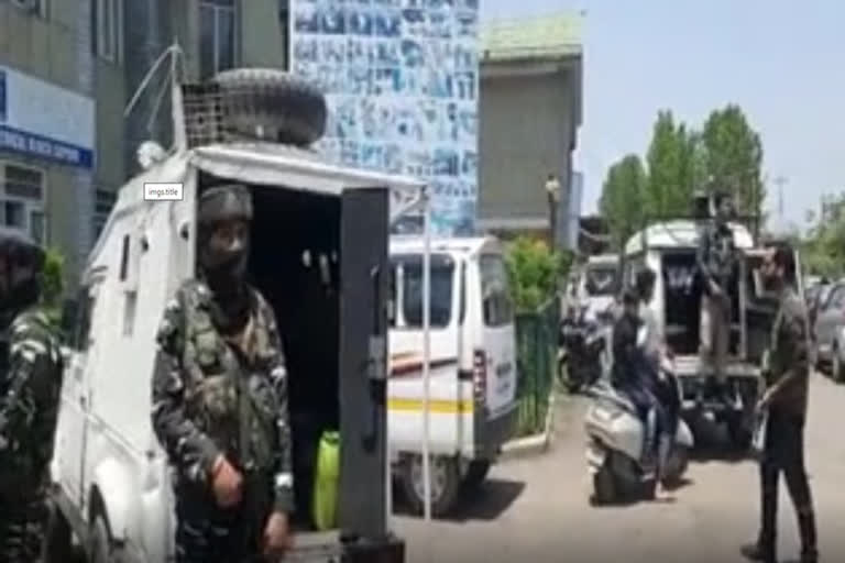 Srinagar: A civilian was injured after an unidentified militant fired at the police party on Saturday in Sopore town of north Kashmir's Baramulla district  officials said.  jammu and kashmir  militancy in kashmir  attack on police party in kashmir  kashmir news  sopore miltant attack  പൊലീസിന് നേരെ തീവ്രവാദി വെടിയുതിർത്തു; കശ്മീർ സ്വദേശിക്ക് പരിക്ക്  തീവ്രവാദി  വെടിയുതിർത്തു