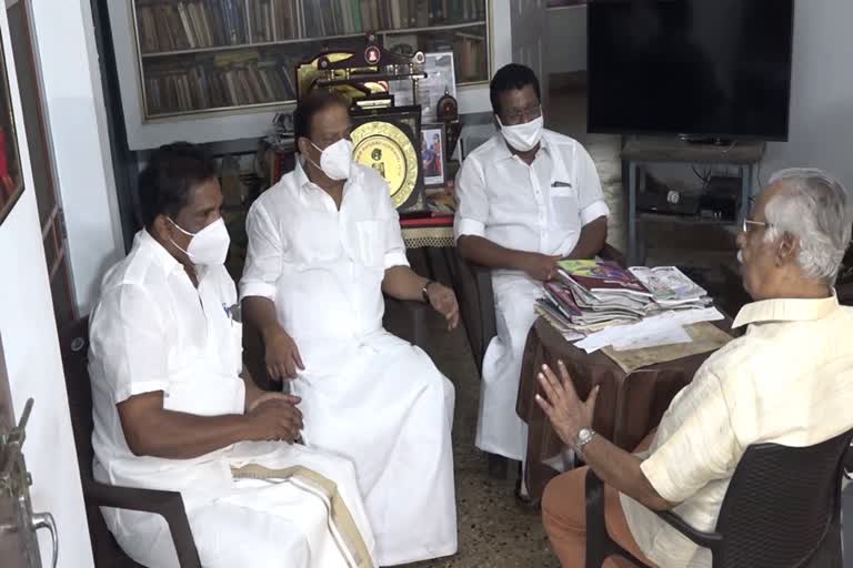 k.sudhakaran visits t.pathmanabhan  kannur dcc president sathishan pacheni  kannur politics  t.pathmanabhan  malayalam writer t.pathmanabhan  kpcc president k.sudhakaran  sudharan kannur  കെ.സുധാകരനെ ആശംസിച്ച് ടി.പത്മനാഭന്‍  സുധാകരന്‍ പത്മനാഭനെ സന്ദര്‍ശിച്ചു  കെപിസിസി അധ്യക്ഷന്‍  കെപിസിസി അധ്യക്ഷന്‍ കണ്ണൂരെത്തി  സുധാകരന്‍ കണ്ണൂരില്‍  സുധാകരന്‍ കോണ്‍ഗ്രസ് നേതൃസ്ഥാനത്തേക്ക്  കോണ്‍ഗ്രസ് നേതൃത്വം