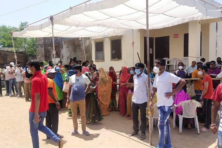 uproar at vaccination center,  Vaccination in Udaipur