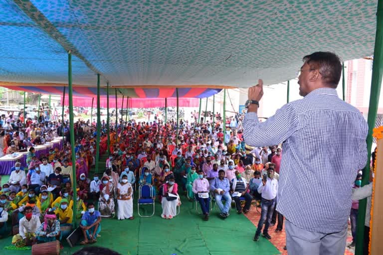 mla-basant-soren-said-25-lakh-rupees-will-be-given-to-better-panchayat