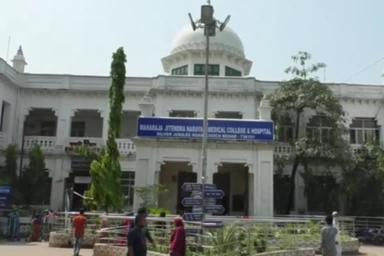 করোনায় সুস্থ হয়েও বাড়ির লোক নিতে না আসায় হাসপাতালেই তিন বৃদ্ধ-বৃদ্ধা