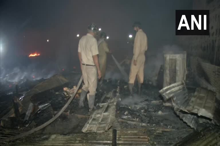 delhi fire break out  kalindi kunj fire  madhanpur fire  ഡൽഹി തീപിടിത്തം  കാളിന്ദി കുഞ്ച് തീപിടിത്തം  മദൻപൂർ തീപിടിത്തം