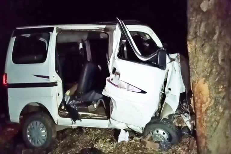 5 killed in road accident in Gariaband