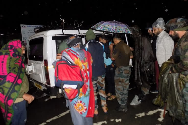 Army rescues 41 civilians stranded due to heavy rains on Jammu 's Muhgal Road  ജമ്മുവിൽ കനത്ത മഴ  ജമ്മുവിൽ കനത്ത മഴ 41 പേരെ സൈന്യം രക്ഷപ്പെടുത്തി  ജമ്മുവിൽ മഴ  മഴ  മുഗൾ റോഡ്  Jammu heavy rain  heavy rain  Army rescues civilians stranded