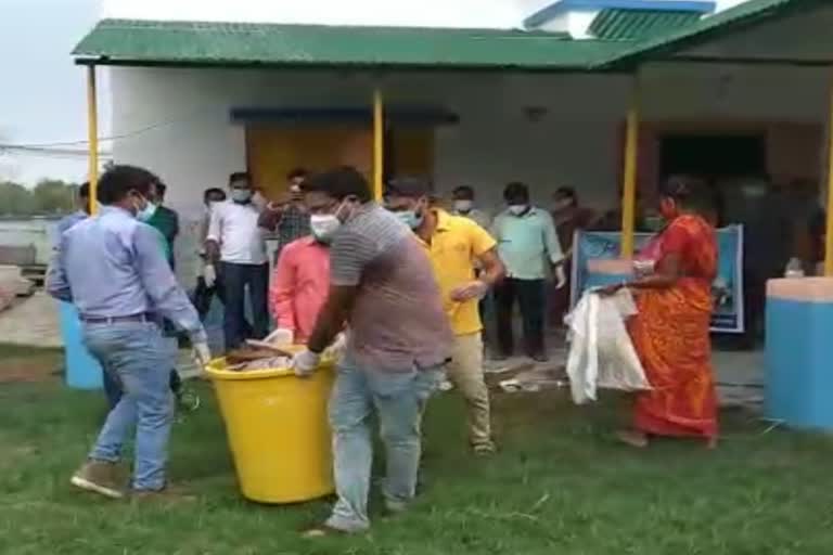 ত্রাণে ব্যবহৃত প্লাস্টিক ক্ষতি করছে সুন্দরবনের বাস্তুতন্ত্র