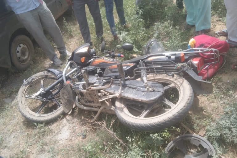 मारुति ईको और बाइक में भिड़ंत, Collision between Maruti Eeco and bike