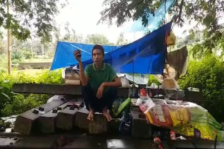 Orphan living a tarpaulin in Mangalore