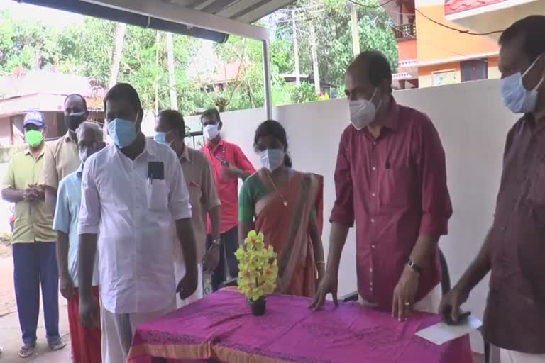 tv and mobile phone handed over to students for online class  ഓൺലൈൻ പഠനം പ്രതിസന്ധിയിൽ  പഠന സൗകര്യമൊരുക്കി സന്നദ്ധ പ്രവർത്തകർ  സന്നദ്ധ പ്രവർത്തകർ  ഓൺലൈൻ പഠനം  ഭക്ഷ്യ സിവിൽ സപ്ലൈസ് വകുപ്പ് മന്ത്രി  ജി.ആർ അനിൽ