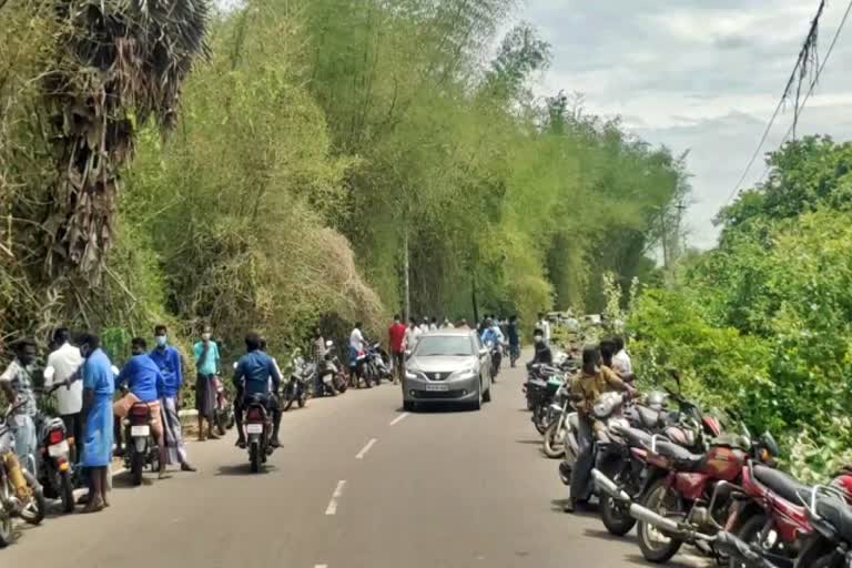 மதுவாங்க காரைக்கால் வழியாக படையெடுக்கும் குடிமகன்கள் : தொற்று அதிகரிக்கும் அபாயம்