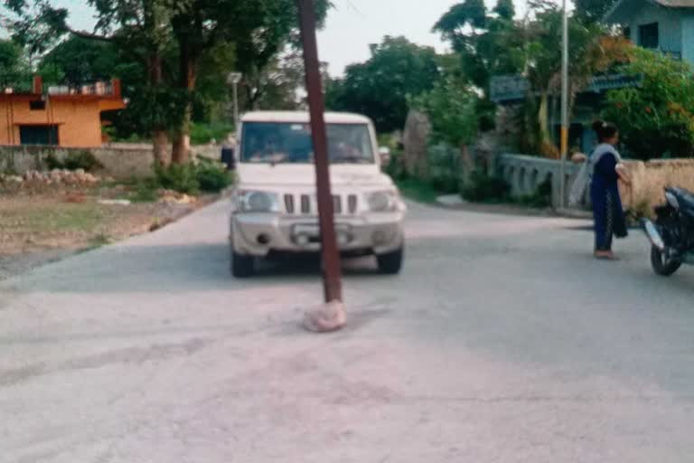 electric-pole-standing-in-the-middle-of-the-road-created-trouble-for-the-passers-by