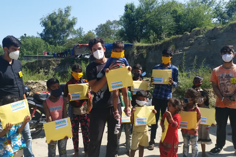 ABVP Hamirpur distributed study materials to migrant children