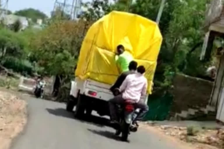 Theft in a moving truck in Shajapur