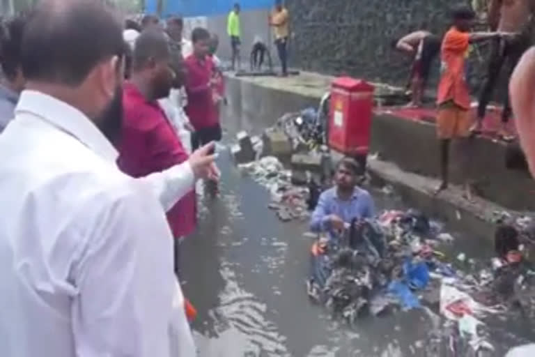 Shiv Sena MLA  Shiv Sena MLA from Chandivali  Shiv Sena MLA from Chandivali, Dilip Lande  Shiv Sena MLA forced contractor sit on water logged road  Contractor was forced to sit on waterlogged road  Shiv Sena MLA asks workers to dump garbage on contractor  chandivali MLA  dilip lande  ശിവസേന എംഎല്‍എ  ശിവസേന എംഎല്‍എ ദിലീപ് ലാൻഡെ  മുംബൈ ചാന്ദിവാലി മേഖല  വെള്ളക്കട്ട് രൂക്ഷം