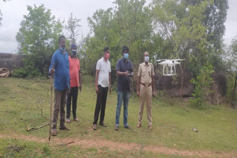 ட்ரோன் கேமரா மூலம் கள்ளச்சாராயம் காய்ச்சுபவர்கள் குறித்து கண்காணிப்பு பணியில் ஈடுபட்ட காவல்துறையினர்.