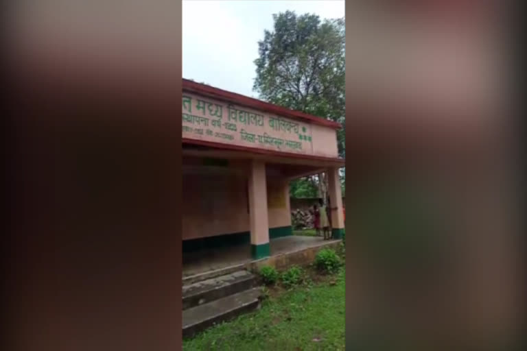 wild-elephants-entered-the-school-premises-in-chaibasa