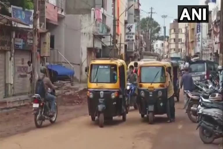 Karnataka unlock  Auto-rickshaws, cabs resume operation in 19 districts from today  Auto-rickshaws, cabs resume operation  അൺലോക്ക്  unlock  കർണാടക അൺലോക്ക്  ഓട്ടോറിക്ഷകളും ടാക്സികളും നിരത്തിലിറങ്ങിത്തുടങ്ങി  ഓട്ടോറിക്ഷ  ടാക്സി  ലോക്ക്ഡൗൺ  ലോക്ക്ഡൗൺ ഇളവുകൾ  കർണാടക  രാത്രികാല കർഫ്യു  വാരാന്ത്യ കർഫ്യു  കൊവിഡ്