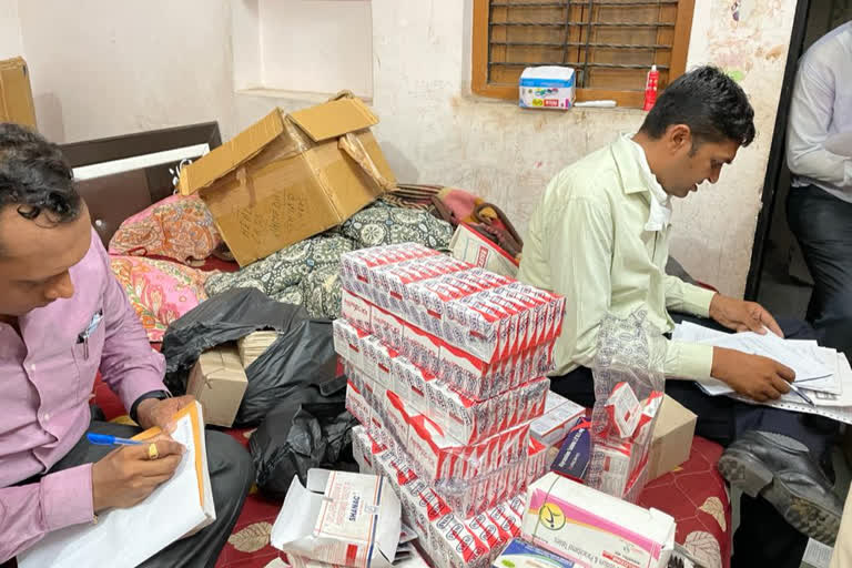 Food and Drugs Control Administration (FDCA)  pregnancy termination kits  narcotic and psychotropic drugs  Abortion kits in Gujarat  FDCA seizes over 24,000 abortion kits worth over Rs 1.5 crore  FDCA  abortion kits  ഗുജറാത്തില്‍ അനധികൃതമായി കൈവശം വച്ച 24,000 ഗര്‍ഭഛിദ്രക്കിറ്റുകള്‍ പിടിച്ചെടുത്തു; 8 പേര്‍ അറസ്റ്റില്‍  ഗുജറാത്തില്‍ അനധികൃതമായി കൈവശം വച്ച 24,000 ഗര്‍ഭഛിദ്രക്കിറ്റുകള്‍ പിടിച്ചെടുത്തു  8 പേര്‍ അറസ്റ്റില്‍  ഗര്‍ഭഛിദ്രക്കിറ്റ്  ഗുജറാത്ത്