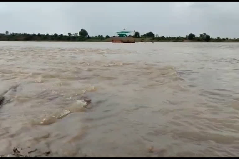 Boat stuck in Narmada river