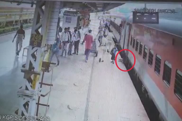 child fell down from train in Jamshedpur