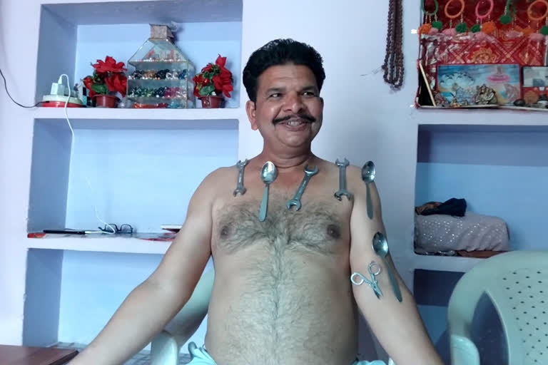 Spoons and coins sticking in the body after corona vaccination in shivpuri