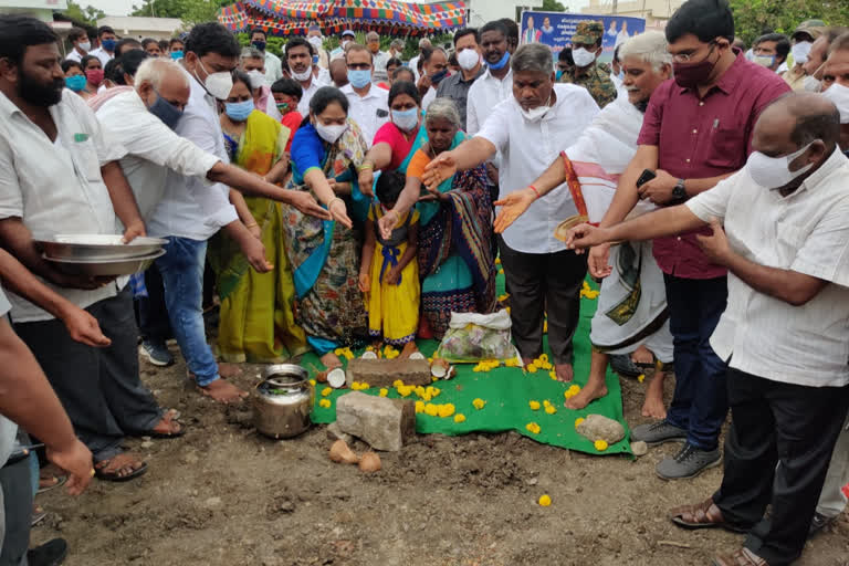 హోంమంత్రి మేకతోటి సుచరిత