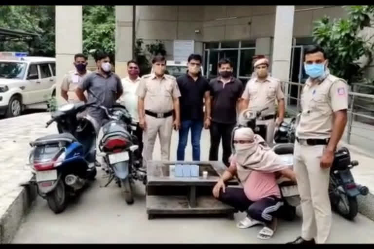 delhi police arrested vicious snatcher