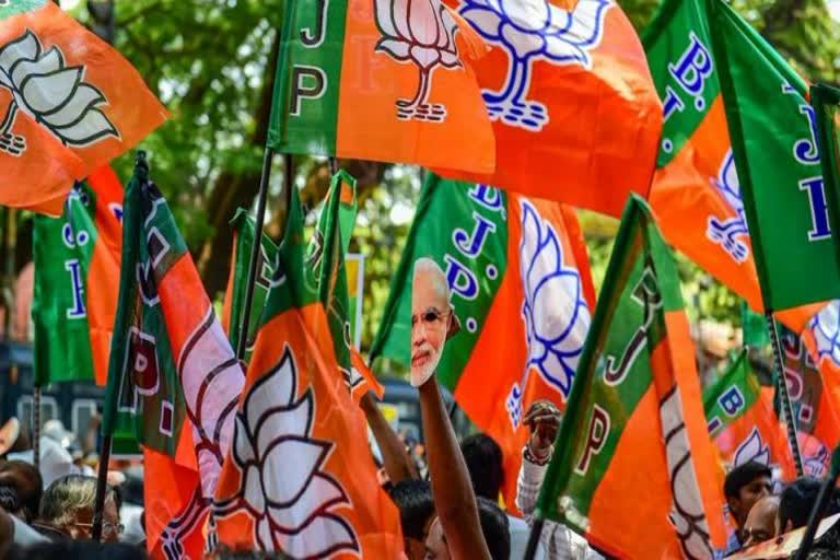 Three office bearers of the Bharatiya Janata Party's (BJP) Minicoy Island unit on Monday resigned from the party citing  3 office bearers of BJP's Minicoy Island unit in Lakshadweep resign  Abdul Hameed Mullipuzha, BJP state secretary, is among the party leaders who resigned.  പ്രസിഡന്‍റ് ഇബ്രാഹിം തിതിഗി, സെക്രട്ടറി ഷൗക്കത്ത് കന്‍ബിലോഗ്, ട്രഷറര്‍ മുഹമ്മദ് കലീലുഗോത്തി എന്നിവര്‍ രാജിവെച്ചു  President Ibrahim Titigi, Secretary Shaukat Kanbilog and Treasurer Mohammad Khalilugoti have resigned.  ലക്ഷദ്വീപില്‍ ബി.ജെ.പിയ്ക്ക് വീണ്ടും തിരിച്ചടി  മൂന്നു നേതാക്കള്‍ കൂടി പാര്‍ട്ടി വിട്ടു  മിനിക്കോയിയിലെ ബി.ജെ.പി പ്രസിഡന്‍റ് ഇബ്രാഹിം തിതിഗി, സെക്രട്ടറി ഷൗക്കത്ത് കന്‍ബിലോഗ്, ട്രഷറര്‍ മുഹമ്മദ് കലീലുഗോത്തി എന്നിവരാണ് രാജിവെച്ചത്.  അഡ്മിനിസ്ട്രറ്റര്‍ പ്രഫുല്‍ ഖോഡ പട്ടേല്‍ നടപ്പിലാക്കിയ പുതിയ പരിഷ്കാരങ്ങളില്‍ വിയോജിപ്പ് പ്രകടിപ്പിച്ച് മിനിക്കോയ് ദ്വീപിലെ മൂന്ന് ബി.ജെ.പി നേതാക്കള്‍ കൂടി രാജിവെച്ചു.