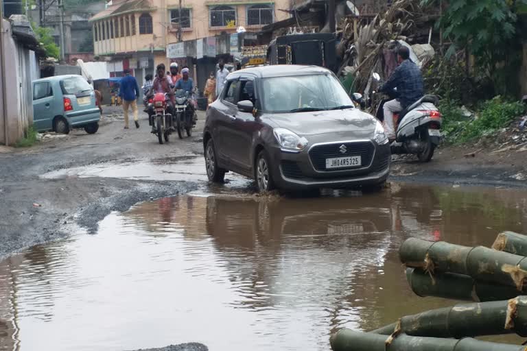 dumka-roads-turned-into-pond