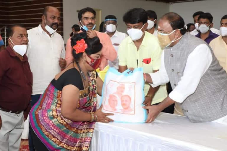 Minister Aravind Limbavali food kit distributed, Minister Aravind Limbavali food kit distributed to Artist, Minister Aravind Limbavali food kit distributed to Artist in Bangalore, Bangalore news, ಕಲಾವಿದರ ಕಷ್ಟಗಳಿಗೆ ಸ್ಪಂದಿಸಿದ ಸಚಿವ‌ ಅರವಿಂದ ಲಿಂಬಾವಳಿ, ಕಲಾವಿದರ ಕಷ್ಟಗಳಿಗೆ ಸ್ಪಂದಿಸಿದ ಸಚಿವ‌ ಅರವಿಂದ ಲಿಂಬಾವಳಿ ಸುದ್ದಿ, ಬೆಂಗಳೂರಿನಲ್ಲಿ ಕಲಾವಿದರ ಕಷ್ಟಗಳಿಗೆ ಸ್ಪಂದಿಸಿದ ಸಚಿವ‌ ಅರವಿಂದ ಲಿಂಬಾವಳಿ, ಬೆಂಗಳೂರು ಸುದ್ದಿ,