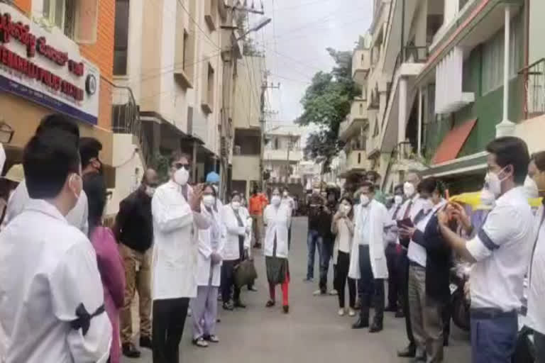 Fortis Hospital doctors protest