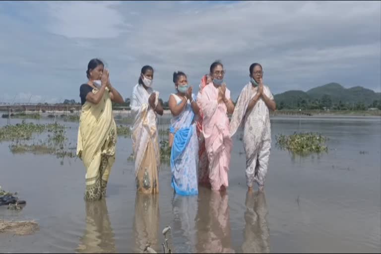 people-organised-puja-to-say-good-bye-to-corona-at-gaurang-river-assam