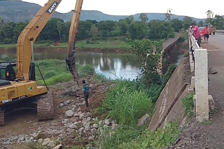 Begin demolition of the old bridge over the Koyna River at Tambwe satara district