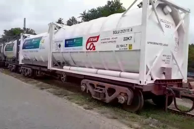 35rd oxygen express train with 98 tone oxygen arrives Bangalore