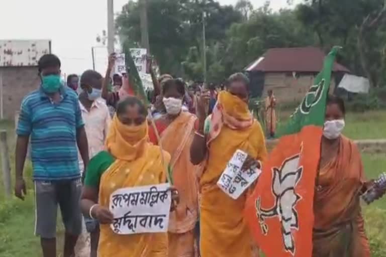 চন্দ্রকোণায় নেতার বাড়ির সামনে প্ল্যাকার্ড নিয়ে বিক্ষোভ বিজেপি কর্মীদের