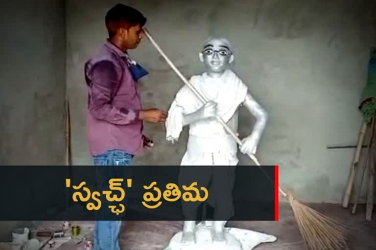 safai karamchari uttar pradesh plastic, ప్లాస్టిక్​ వ్యర్థాలతో గాంధీ బొమ్మ యూపీ