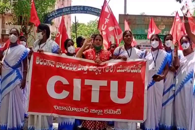 Concern of Asha workers in front of Nizamabad Collector's Office