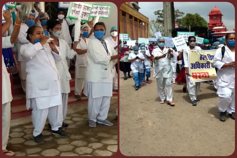 Nurses protested by playing thali and conch