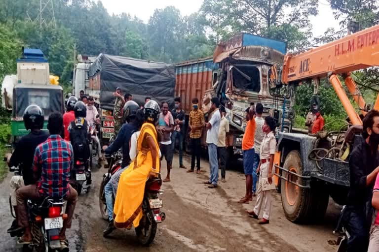 collision-between-truck-and-trailer-in-seraikela