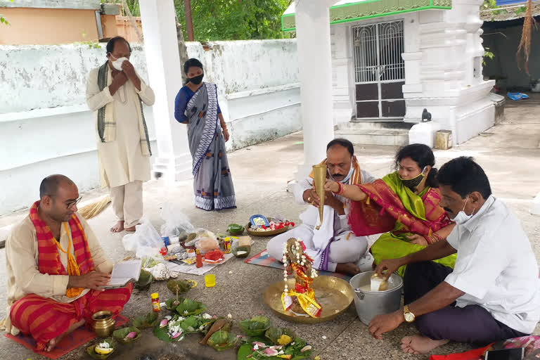 ବୌଦ୍ଧରେ ସମ୍ପୂର୍ଣ୍ଣ ନିରାଡମ୍ବରରେ ଦେବଦମ୍ପତ୍ତିଙ୍କ ବିବାହ ସମ୍ପ