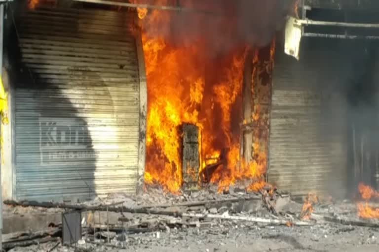 Massive fire in electronic shop, इलेक्ट्रॉनिक की दुकान में भीषण आग