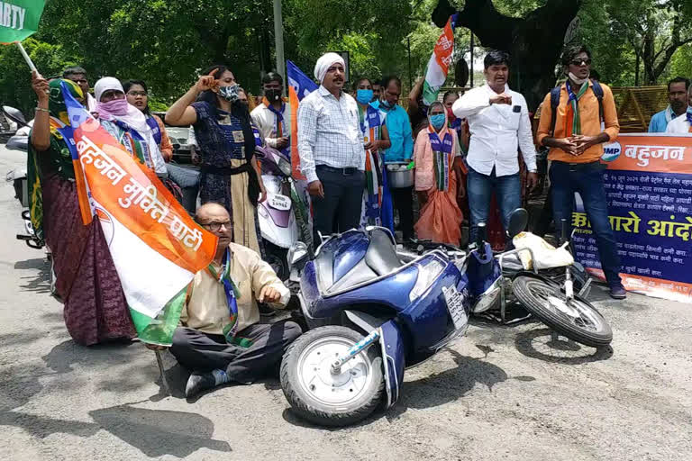 two-wheeler push agitation was held against the fuel price hike In, Amravati