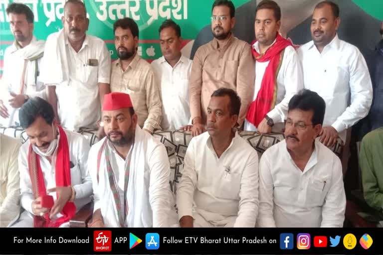 District Panchayat President election in Auraiya  औरैया में जिला पंचायत अध्यक्ष पद चुनाव  harassment of Samajwadi Party workers  समाजवादी पार्टी के कार्यकर्ताओं का उत्पीड़न  Samajwadi Party accuses BJP  समाजवादी पार्टी ने भाजपा पर लगाया आरोप  भाजपा सरकार  BJP government  Auraiya SP District President Rajveer  औरैया सपा जिलाध्यक्ष राजवीर  जिला पंचायत और क्षेत्र पंचायत सदस्यों का उत्पीड़न  harassment of district panchayat and bdc members in in auraiya  औरैया समाचार  auraiya news