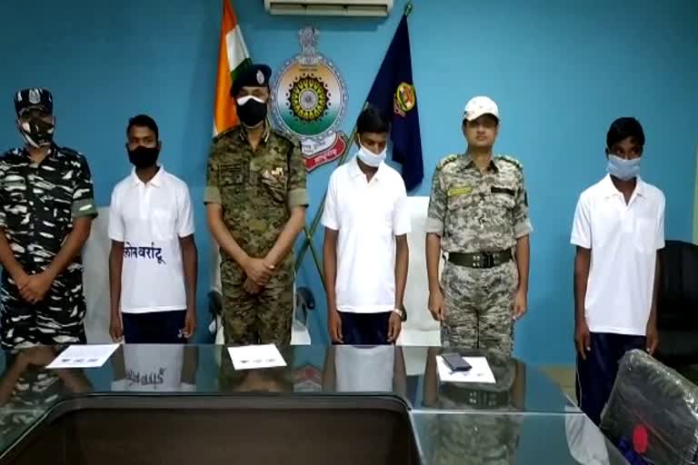 three-naxalites-surrender-in-dantewada