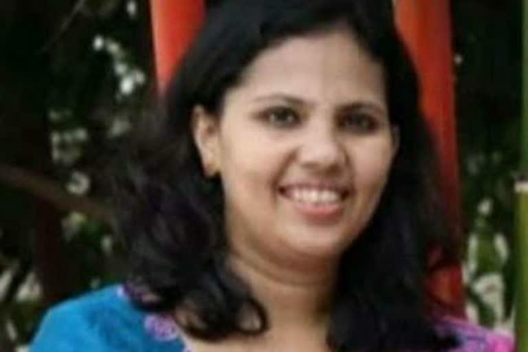 covid death young women in kottayam  ക്യാൻസറിനെ അതിജീവിച്ച റിറ്റോ  കോട്ടയം കാരിത്താസ് ആശുപത്രിയിലെ ഡയറക്‌ടർ സെക്രട്ടറി  കൊവിഡ് പോസിറ്റീവ്  കൊവിഡ് പ്രോട്ടോക്കോൾ