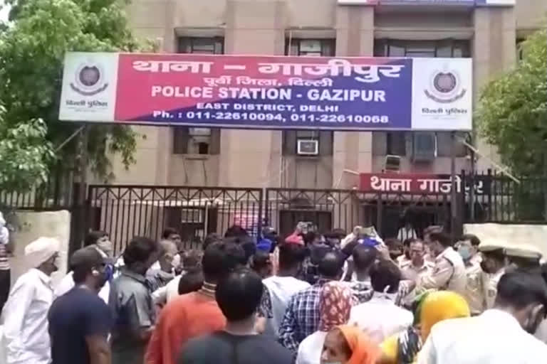 relatives of girl missing for five days besieged Ghazipur police station of east delhi