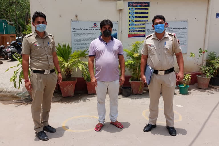 accused-arrested-for-cheating-people-by-pretending-to-be-pnb-agent-in-alipur-delhi