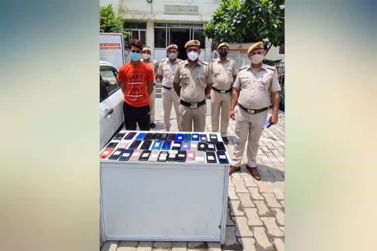 mewati-gang-member-arrested-37-mobiles-recovered-by-okhla-police